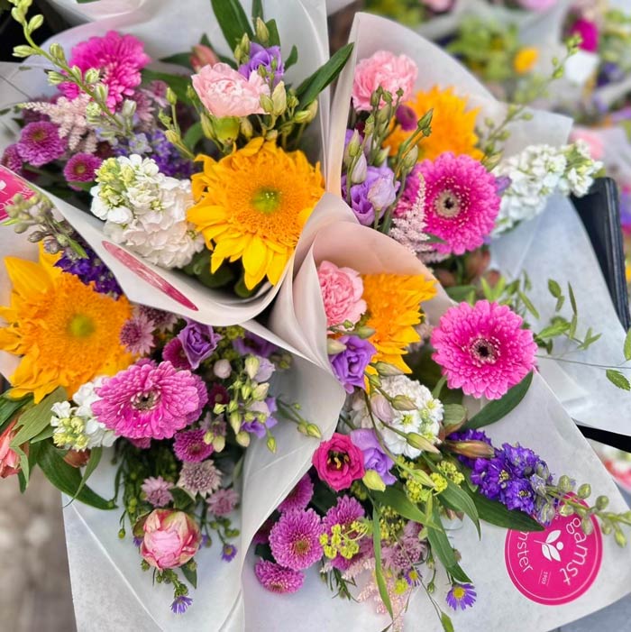 Blomster i flotte forskellige farver fra Gamst Blomst i Amager Centret.